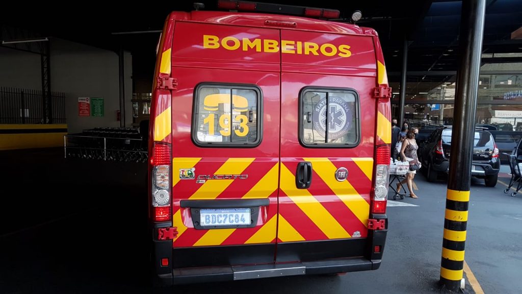 Bombeiros atendem vítima de queda na Avenida Brasil