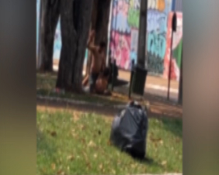 Violência: homem é agredido a tijoladas e socos em praça na Av. Toledo