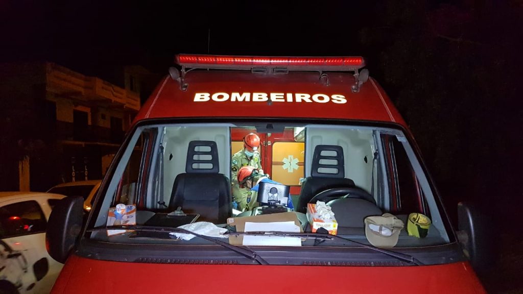 Mulher sofre queda e precisa ser socorrida pelo Siate