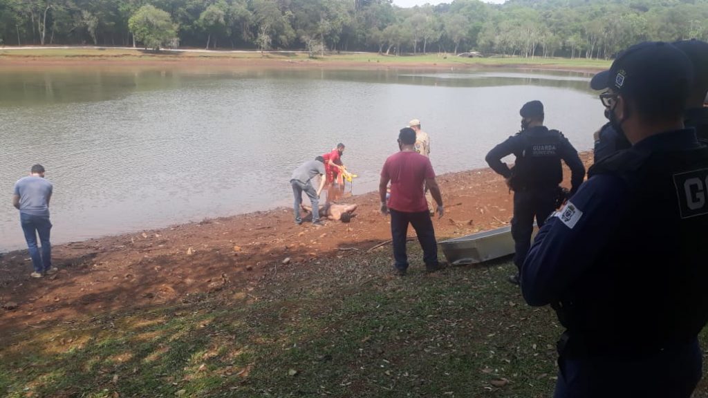 Corpo encontrado boiando no Lago Municipal é retirado da água