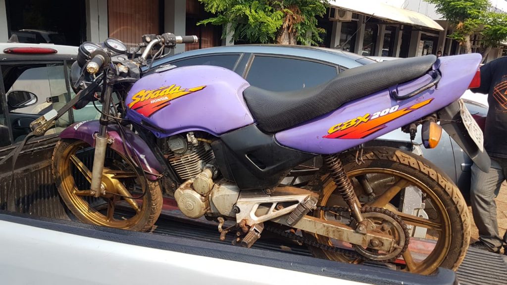 Moto furtada é localizada em área de mata no Universitário