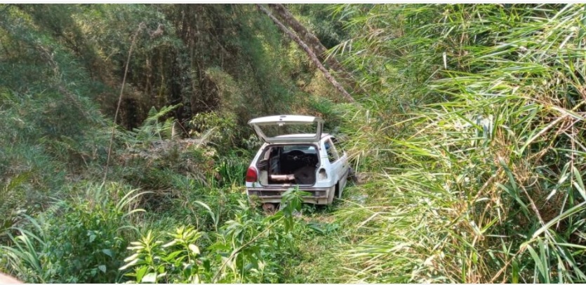 Três mulheres são encontradas mortas dentro de veículo em área de mata