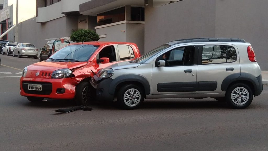 Carros se envolvem em colisão na Rua Mato Grosso, no Centro