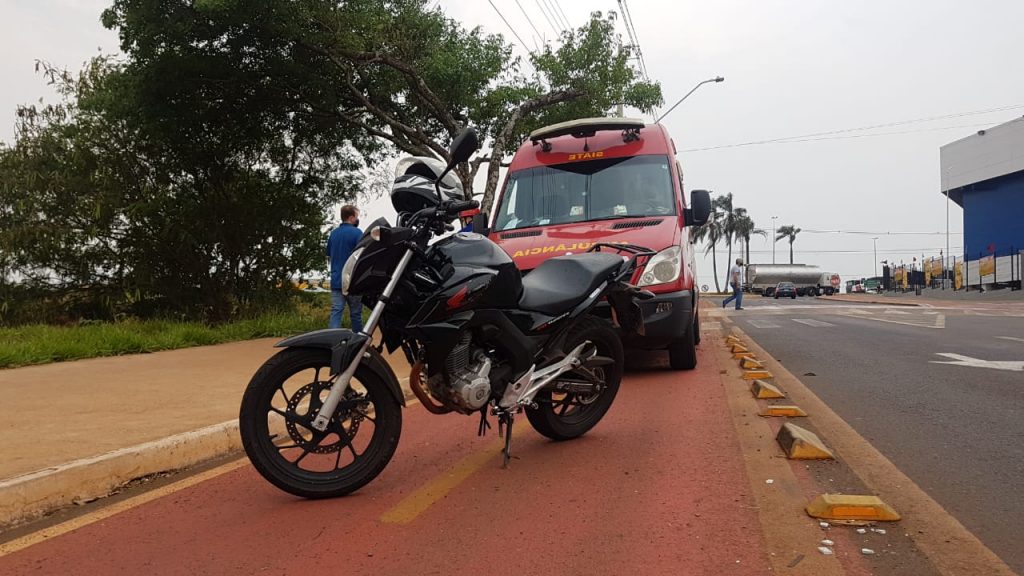 Motociclista fica ferido após se envolver em colisão com carro