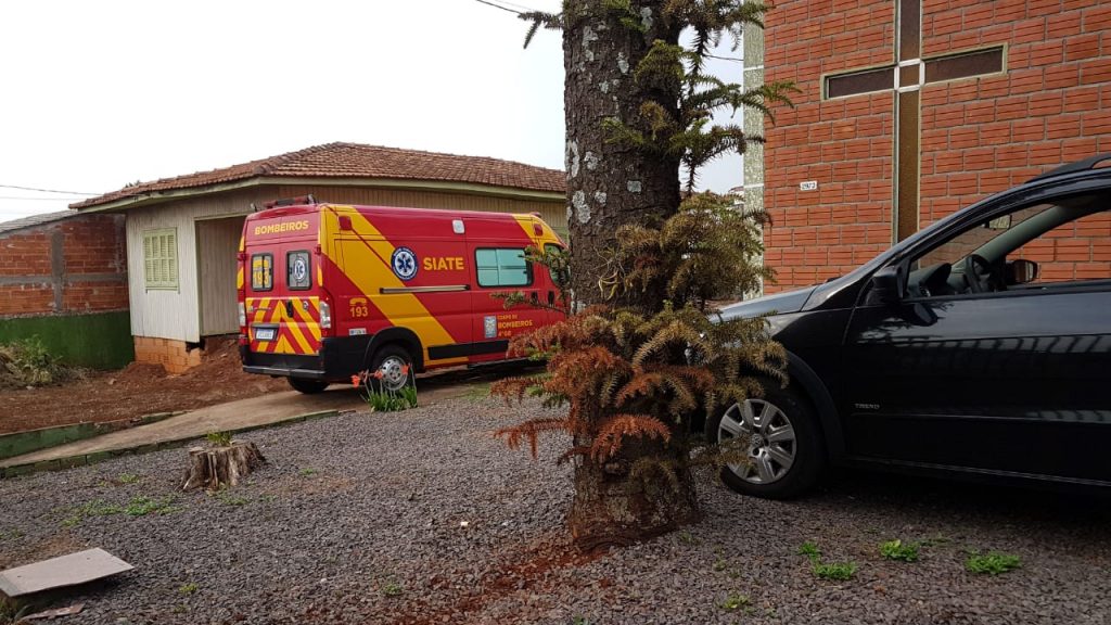 Homem de 65 anos é socorrido após sofrer queda no Bairro São Cristóvão
