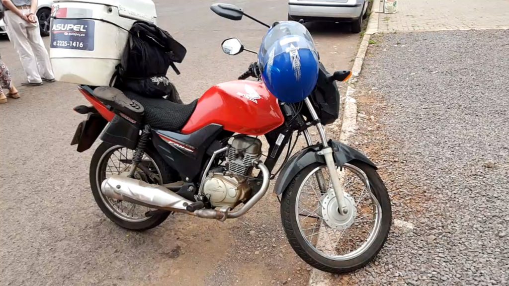 Ao sair de estacionamento veículo atinge motociclista na Rua Paraná