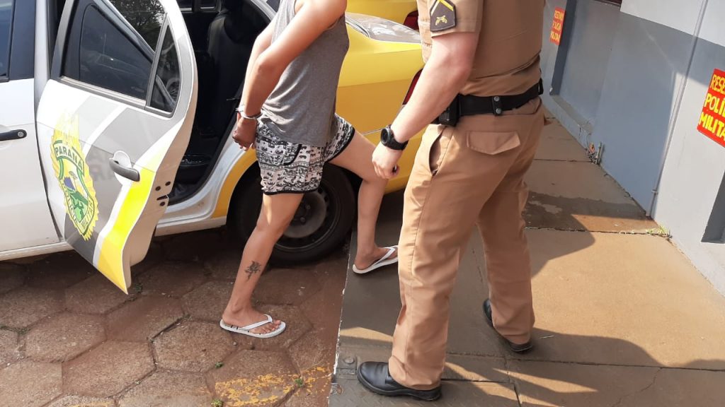 Mulher acusada de agredir o filho com cabo de vassoura é detida pela PM