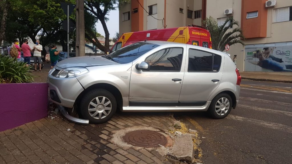 Sandero atinge mureta após colisão contra Corsa no Centro de Cascavel