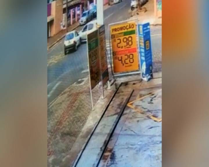 Vídeo mostra colisão entre carros na Rua Pernambuco