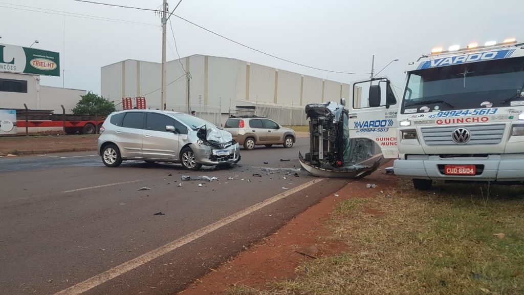 Três pessoas ficam feridas em acidente na marginal da PRc-467