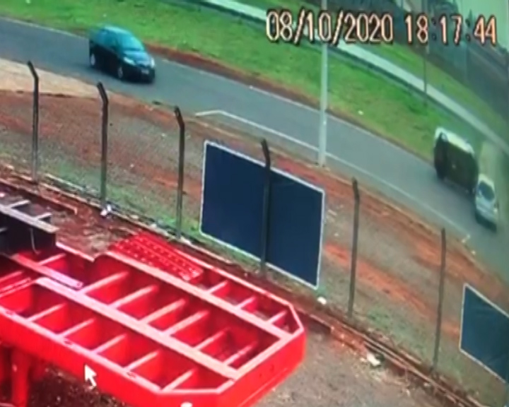 Veja: colisão e tombamento de veículo às margens da PRc-467 são flagrados por câmera