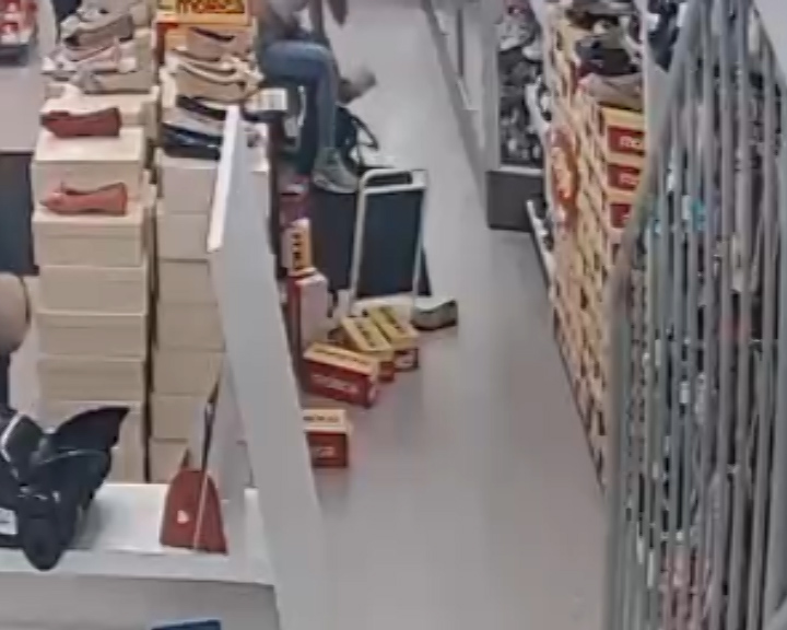 Mulheres são flagradas furtando calçados no Centro