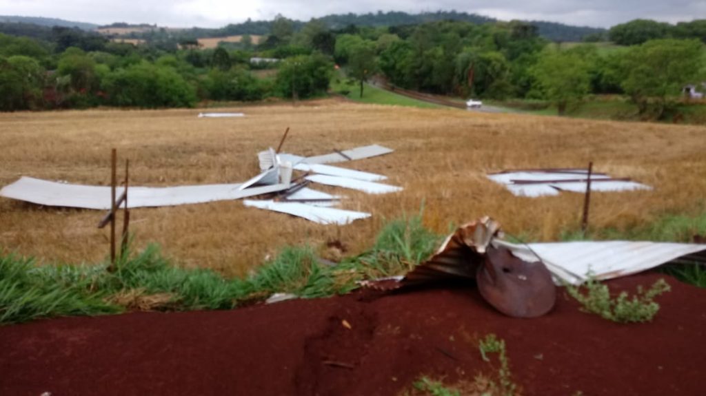 Ventos geram destelhamento e queda de árvore na área rural de Cascavel