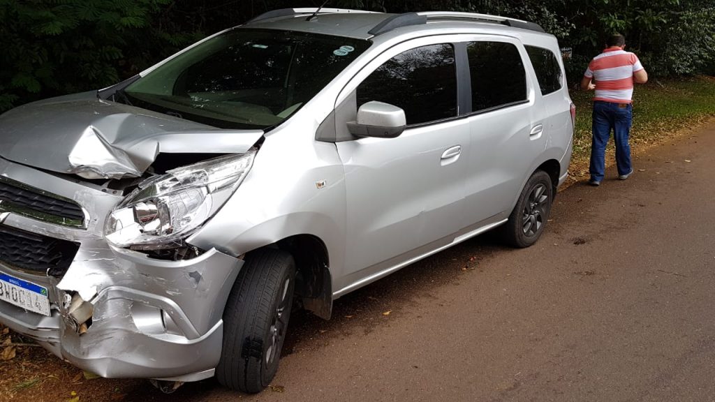 Spin e caminhonete batem na Rua Jacarezinho, perto do Zoológico