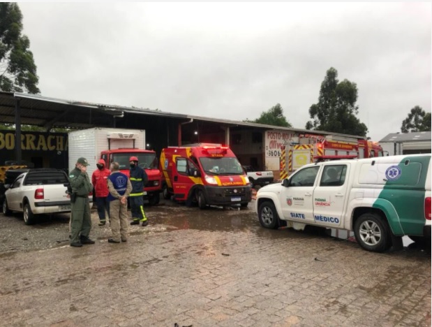 Macaco hidráulico cede e trabalhador é prensado por caminhão