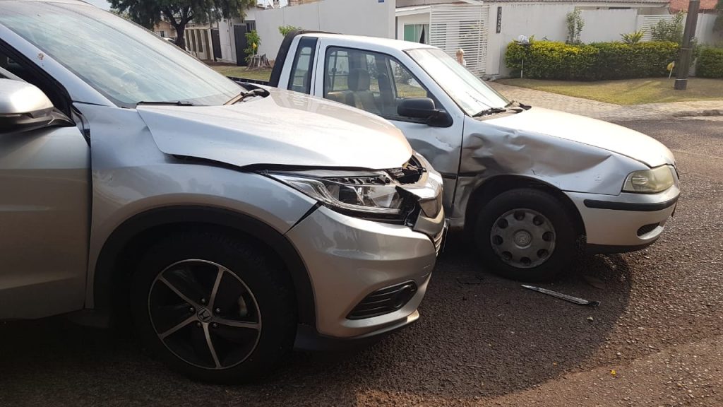 Veículos se envolvem em colisão no Bairro Pacaembu