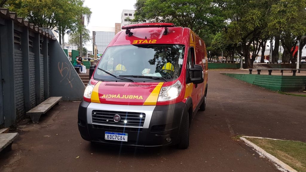 Homem é socorrido ao sofrer queda na Praça Wilson Joffre