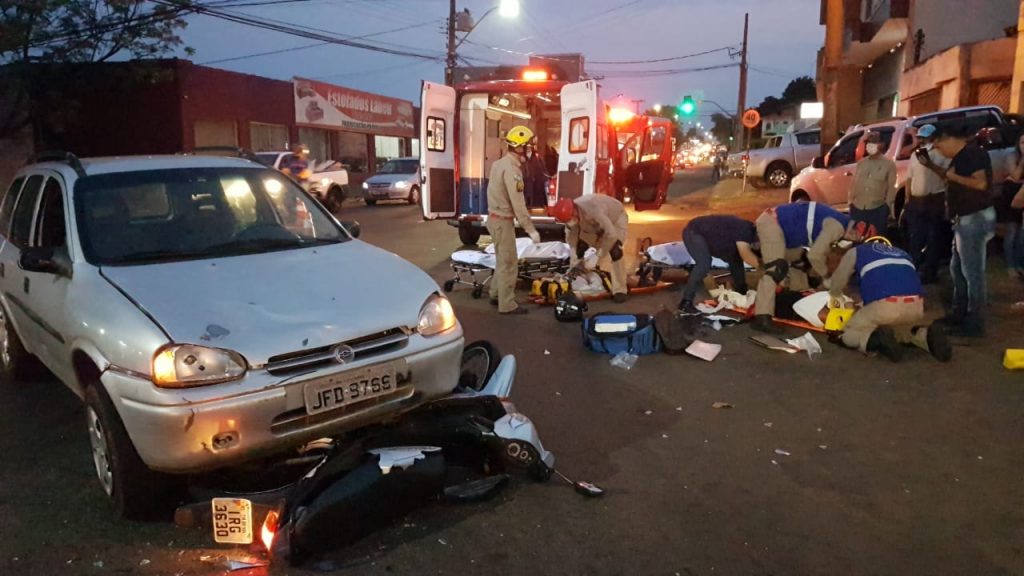 Duas mulheres ficam feridas em forte colisão entre carro e moto na Rua Jacarezinho