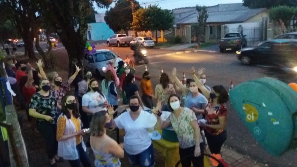 ‘Drive thru da saudade’: crianças recebem doces no Jardim União