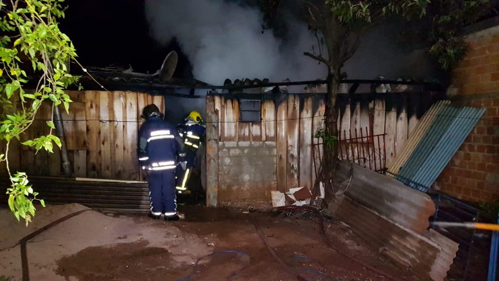 Incêndio destrói residência de madeira no Bairro Interlagos