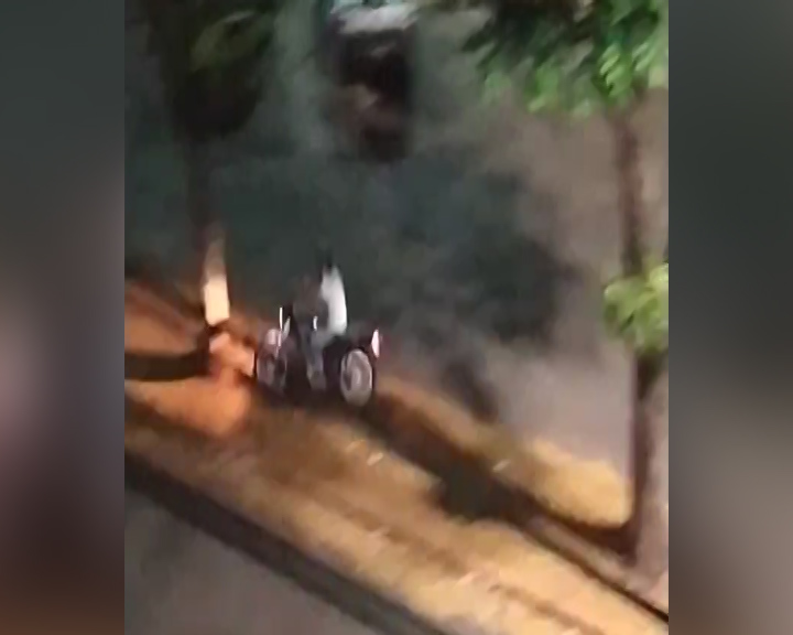 Veja: Jovem de 23 anos fica ferido ao bater moto contra árvore