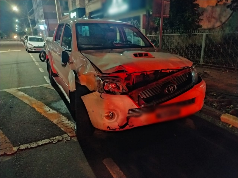Motociclista fica inconsciente em acidente no Centro de Toledo