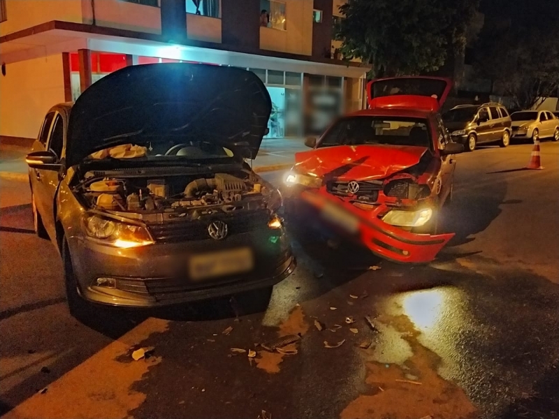 Carros se envolvem em forte colisão no Jardim Coopagro