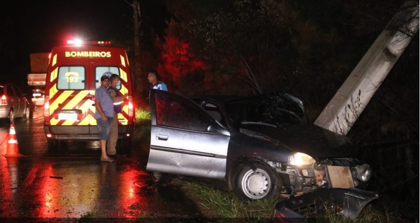 Carro bate em poste e deixa vila de Ponta Grossa sem luz