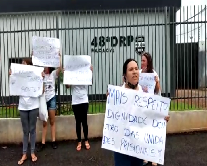 Familiares de presos fazem protesto em frente à cadeia de Assis Chateaubriand