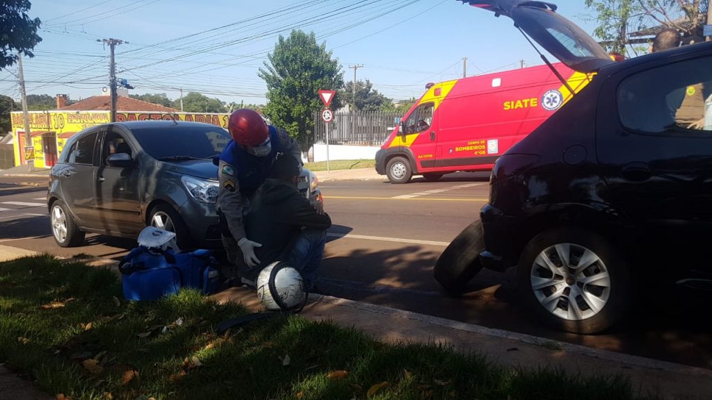 Motociclista de 33 anos fica ferido ao colidir com carro na Av. das Pombas