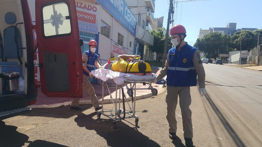 Motociclista tem suspeita de fratura em acidente na Rua Vitória