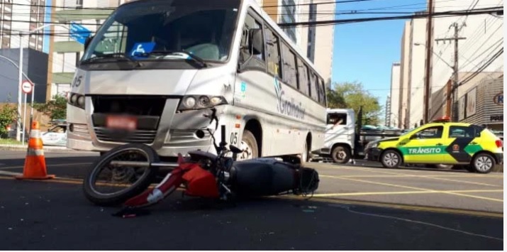 Batida entre moto e micro-ônibus deixa piloto ferido e trânsito lento