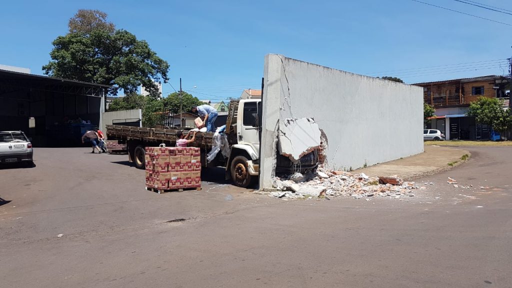 Caminhão derruba muro de mercado