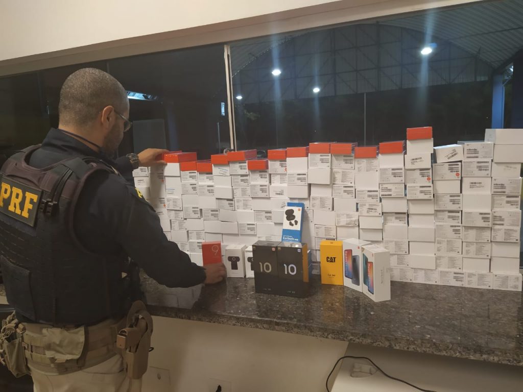 PRF apreende grande carga de celulares na BR-163