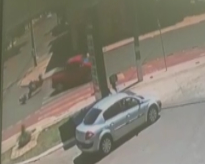 Câmera mostra colisão entre carro e moto na Avenida Tito Muffato