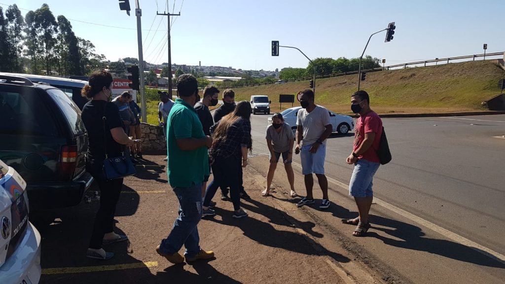 Moradores fazem ato para que não haja mudança no sentido das marginais na BR-277