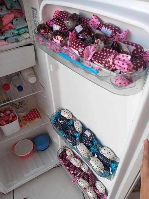 Para comprar itens aos filhos, mulher produz doces e pede ajuda