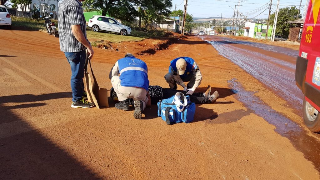Motociclista é socorrido ao sofrer queda na Rua Adolfo Garcia