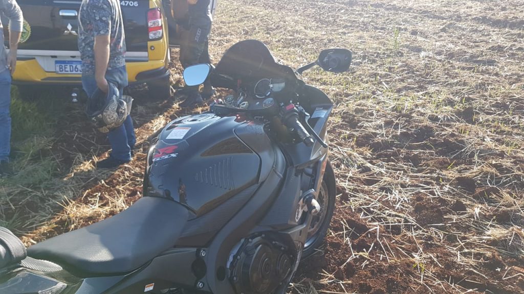 Piloto é socorrido ao cair com Suzuki GSX-S750 na PR-180