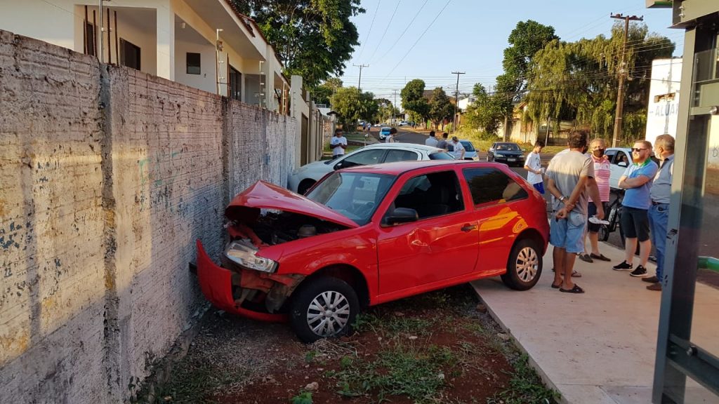 Três pessoas são socorridas, após Gol atingir Peugeot estacionado