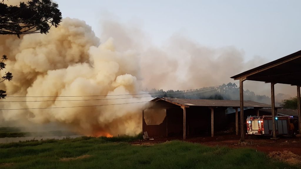 Incêndio de grandes proporções atinge área de propriedade às margens da BR-467
