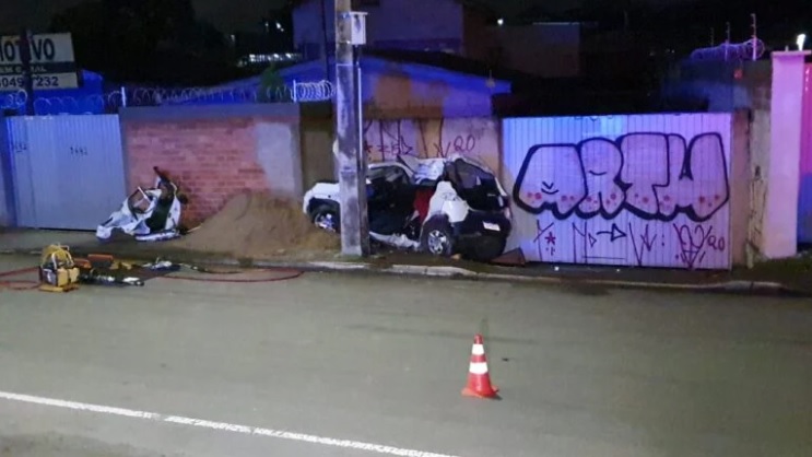 Jovens se perdem em curva e morrem ao bater contra poste na Linha Verde