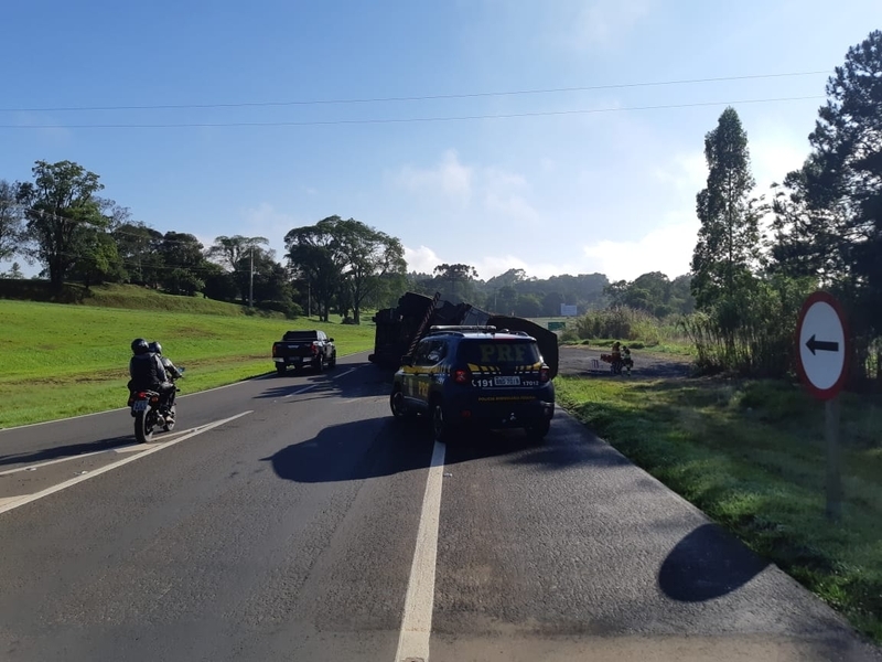 Caminhão tomba e bloqueia BR-376 por meia hora em Ponta Grossa