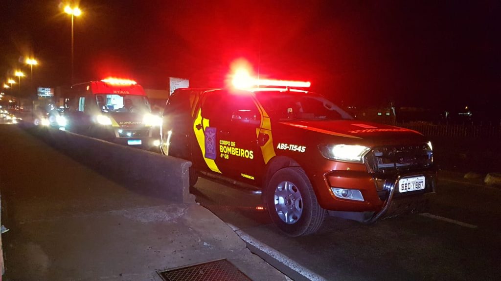Homem é socorrido pelo Corpo de Bombeiros no viaduto da Carlos Gomes