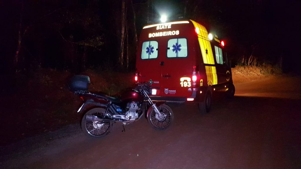 Motociclista é socorrido após sofrer queda em estrada rural