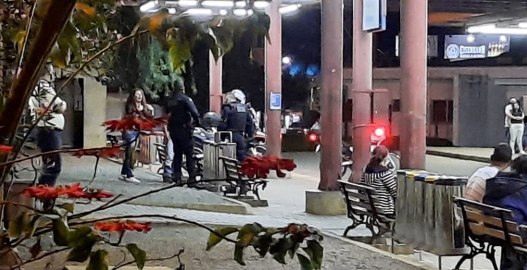 Homem com facão causa transtornos em terminal de Ponta Grossa