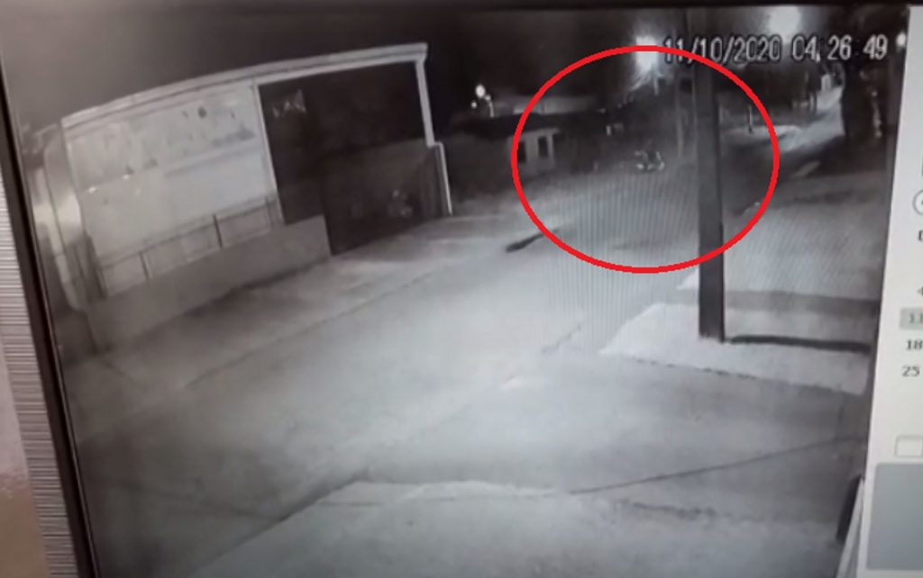 Câmera registra furto de motocicleta Honda CG 150 no Bairro São Cristóvão