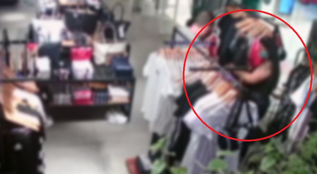 Casal aproveita distração de vendedores e furta bolsa em loja de shopping; veja o vídeo