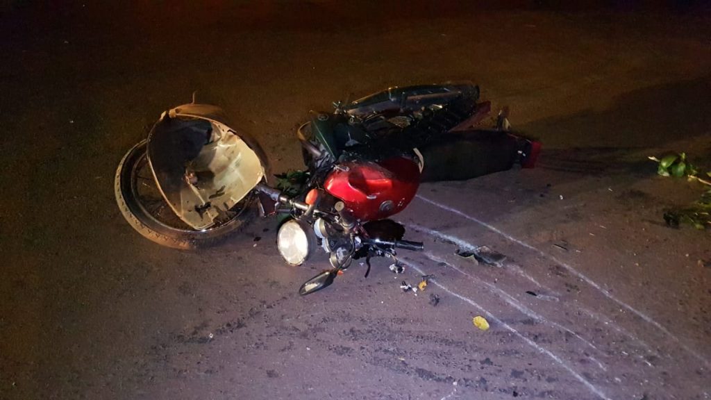 Motorista de carro se envolve em acidente com moto e foge do local