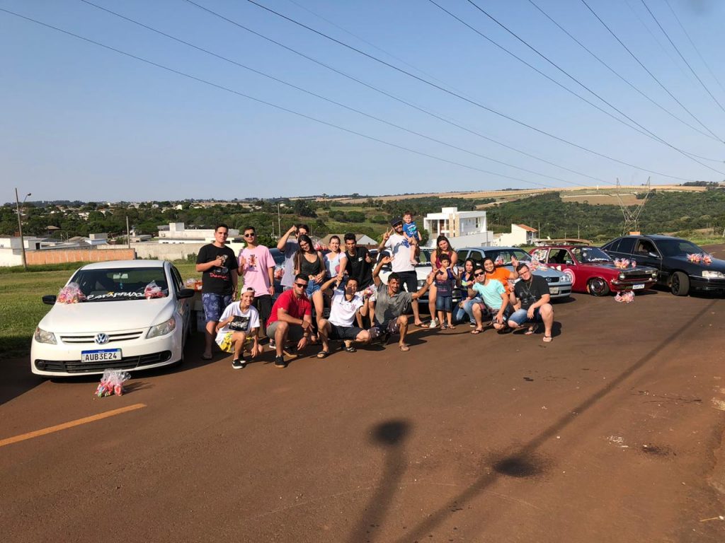 Grupo realiza carreata com entrega de doces para crianças de Cascavel
